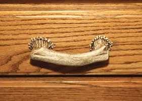 ANTLERRIVERS EDGE 4" DRAWER HANDLE